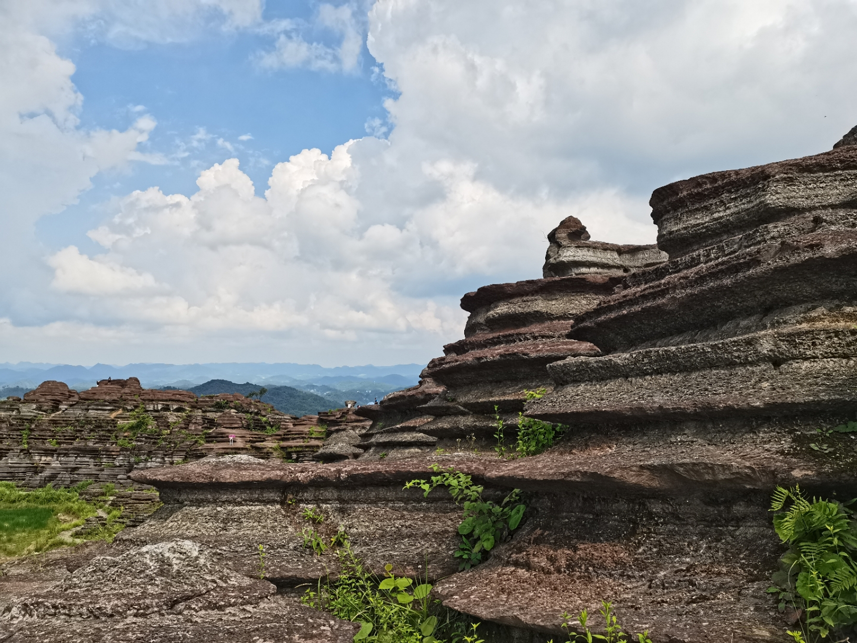 开车一个多小时,来到贵州松桃的腊尔山红石林