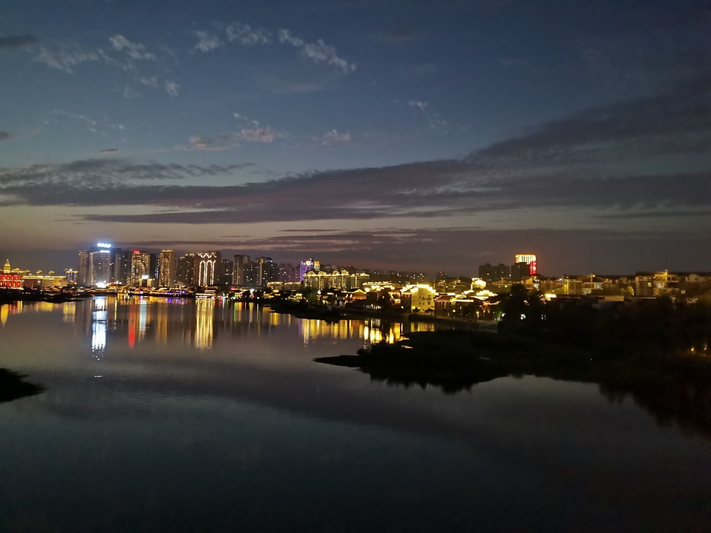 我在穿紫河的桥上,欣赏常德大小河街的风光.