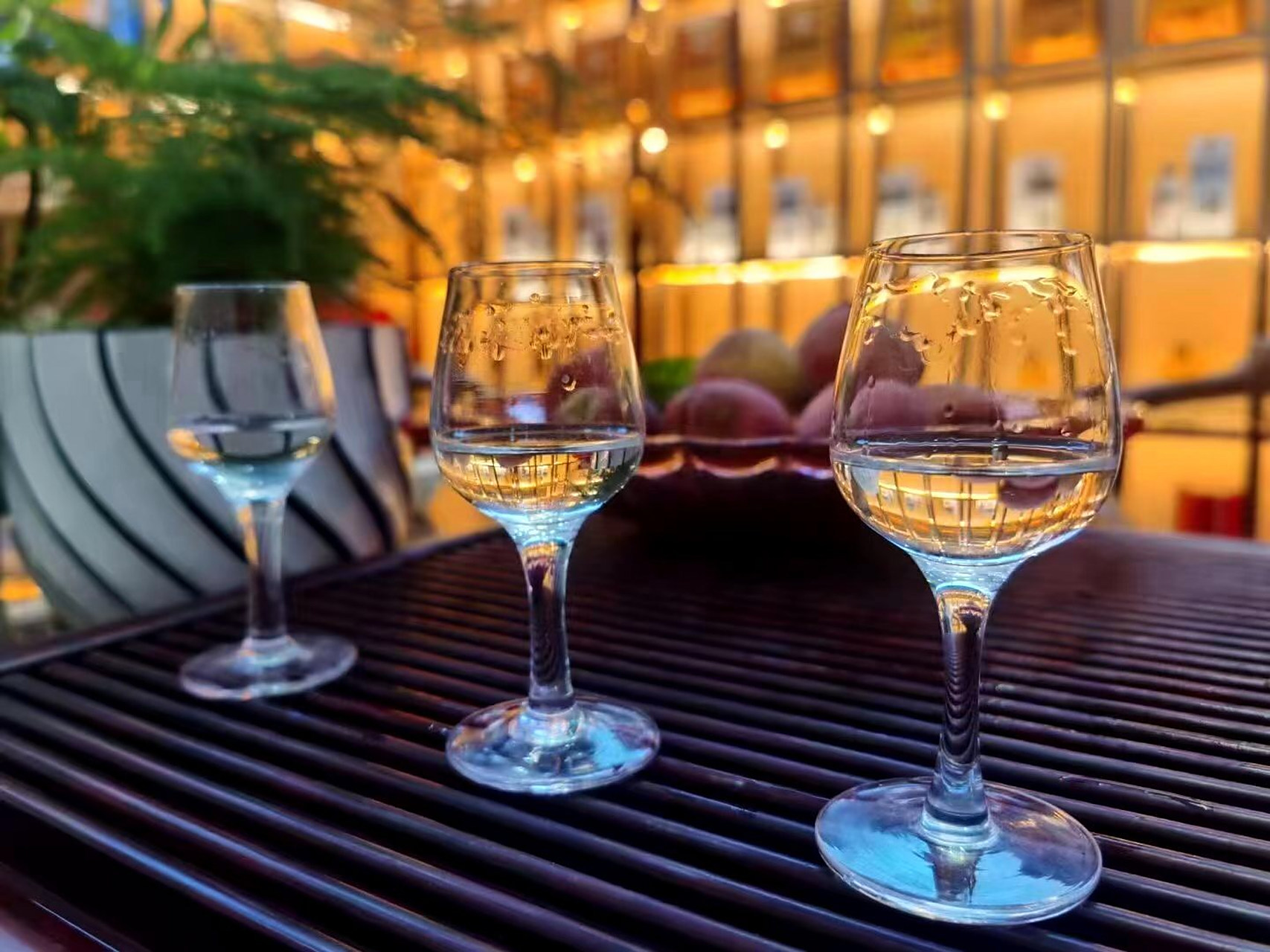 茅台酒# #白酒知识# 品酒六式: 1,凝神静气,心系于酒; 2,举杯齐眉