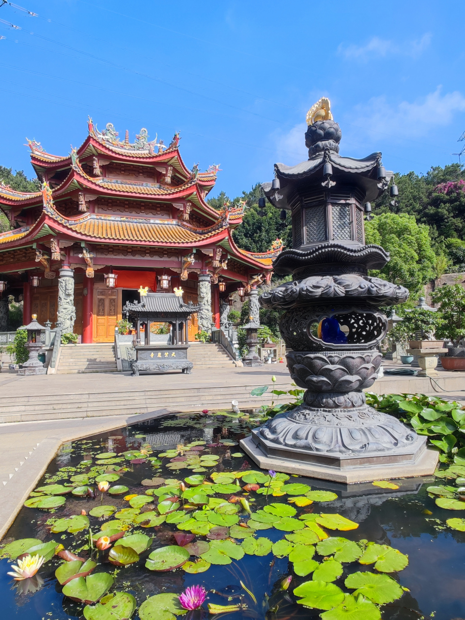 持经观音 -石農摄于天竺岩寺 传:唐朝年间,浙江临安有个叫钱廖的书生