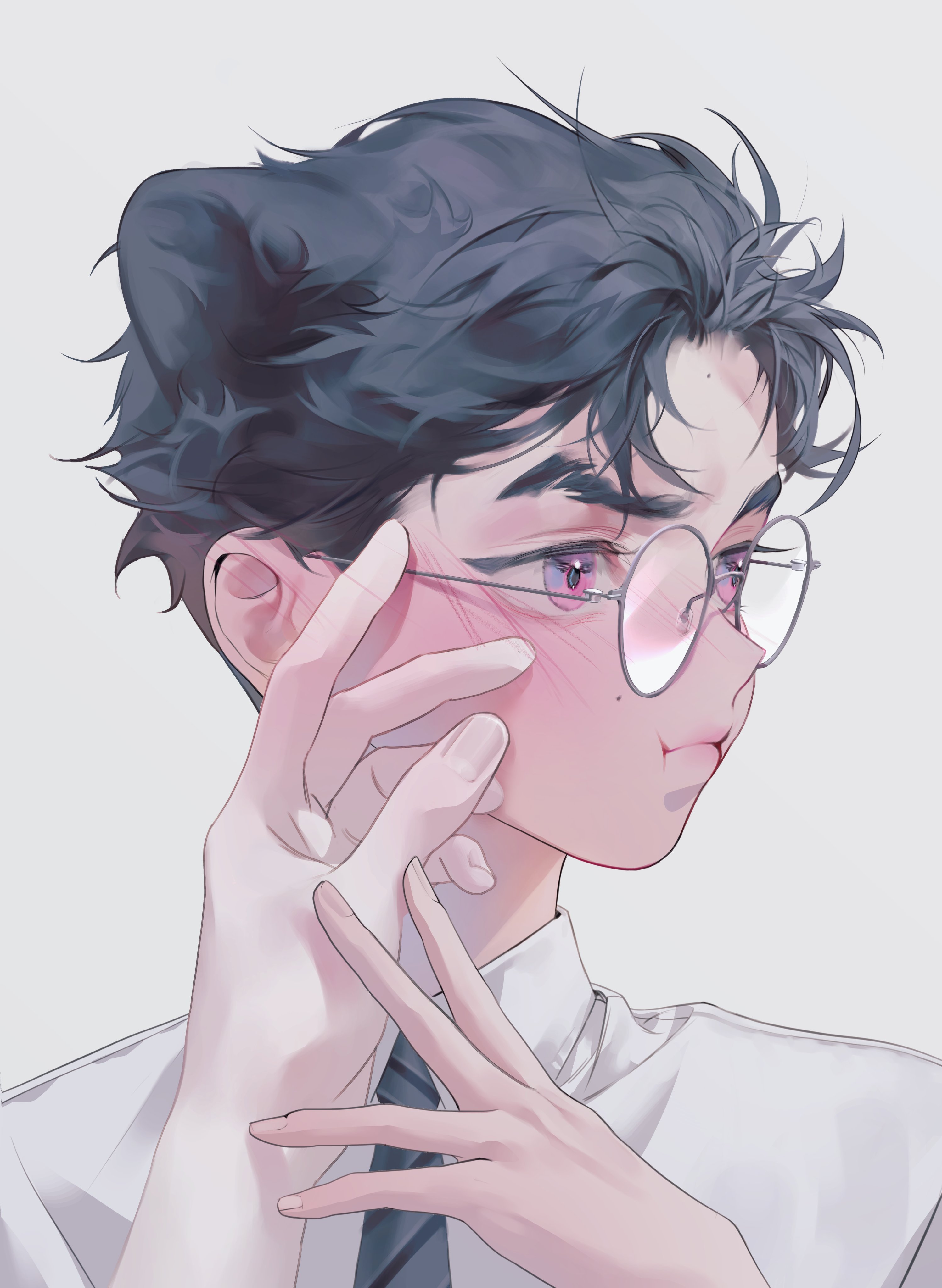 夜幕降临,星光闪烁,一个黑发男子穿着紫色的军装站在夜色中