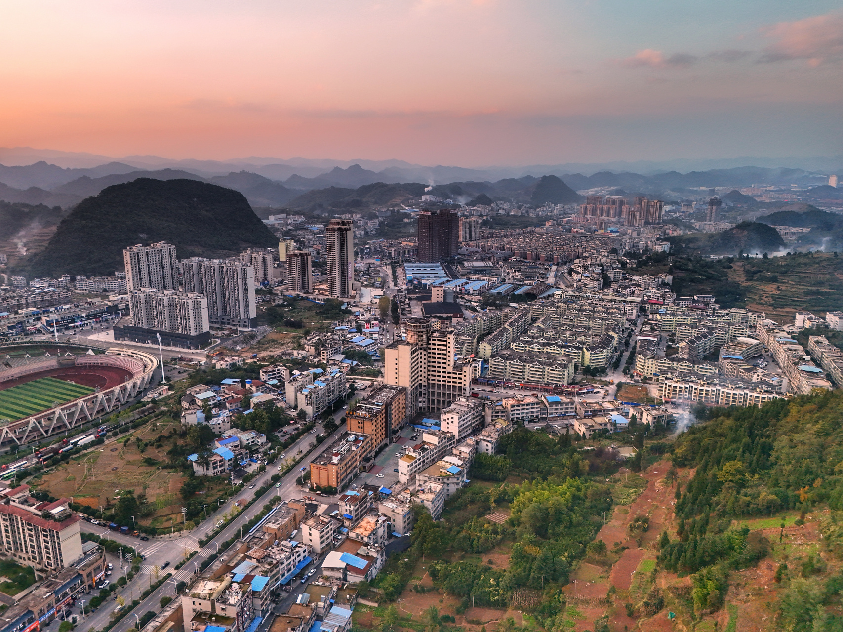 航拍遵义和瓮安 #美好假期在旅途# 离开大范围降温的四川后,竟然在天