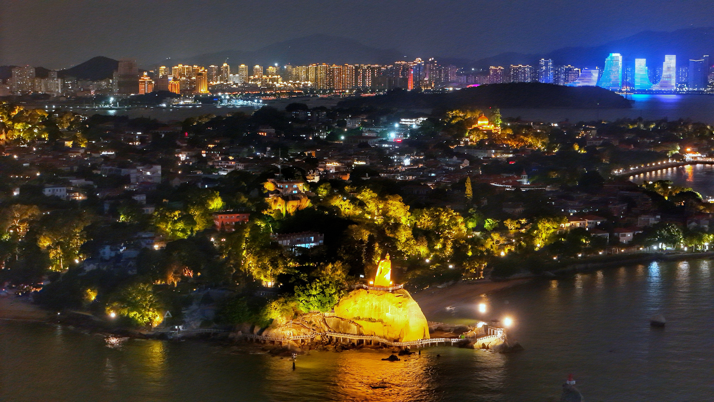 价值万元的厦门沙坡尾夜景 #美好假期在旅途# 夜太美,尽管再危险
