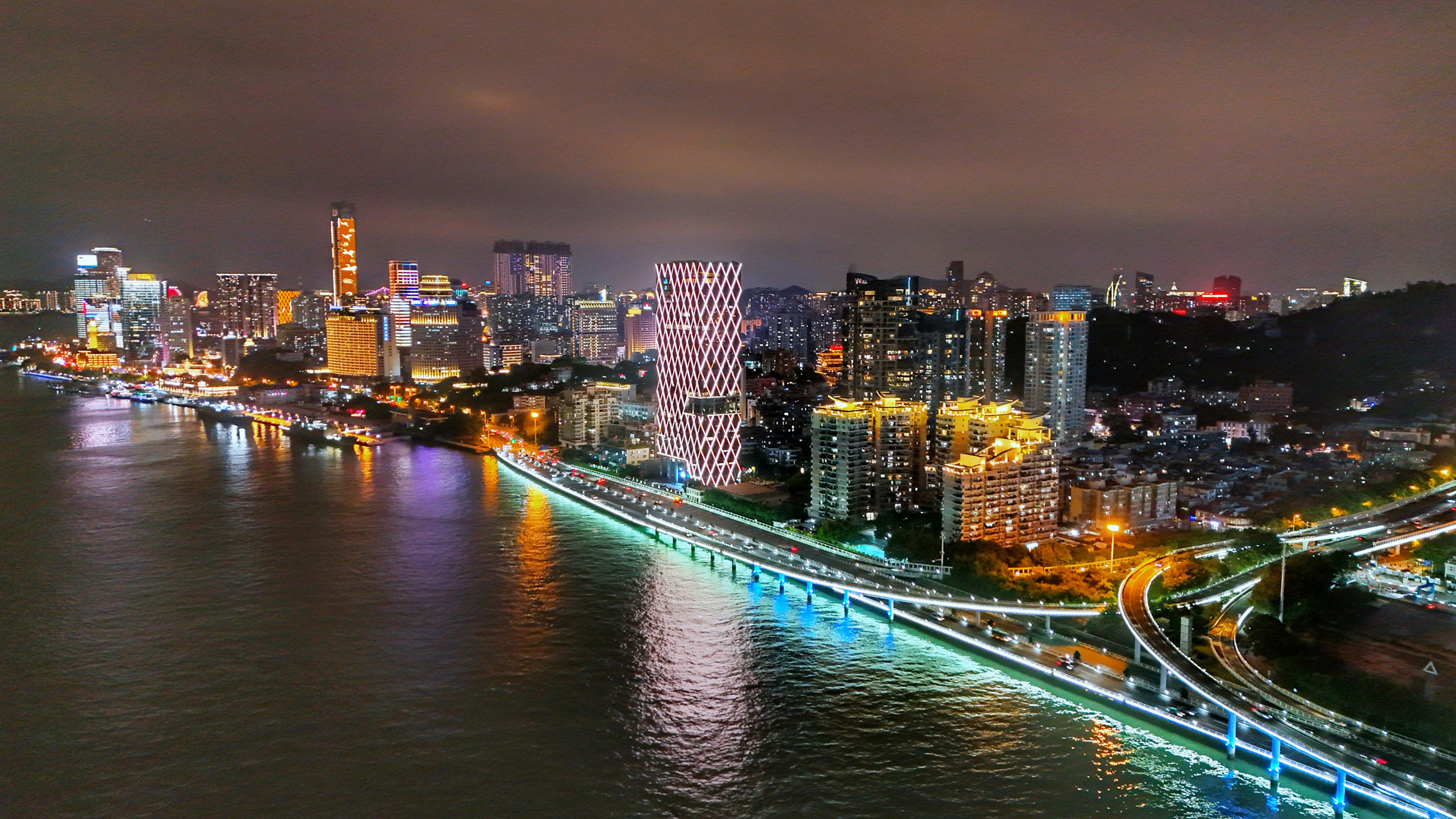 价值万元的厦门沙坡尾夜景 #美好假期在旅途# 夜太美,尽管再危险