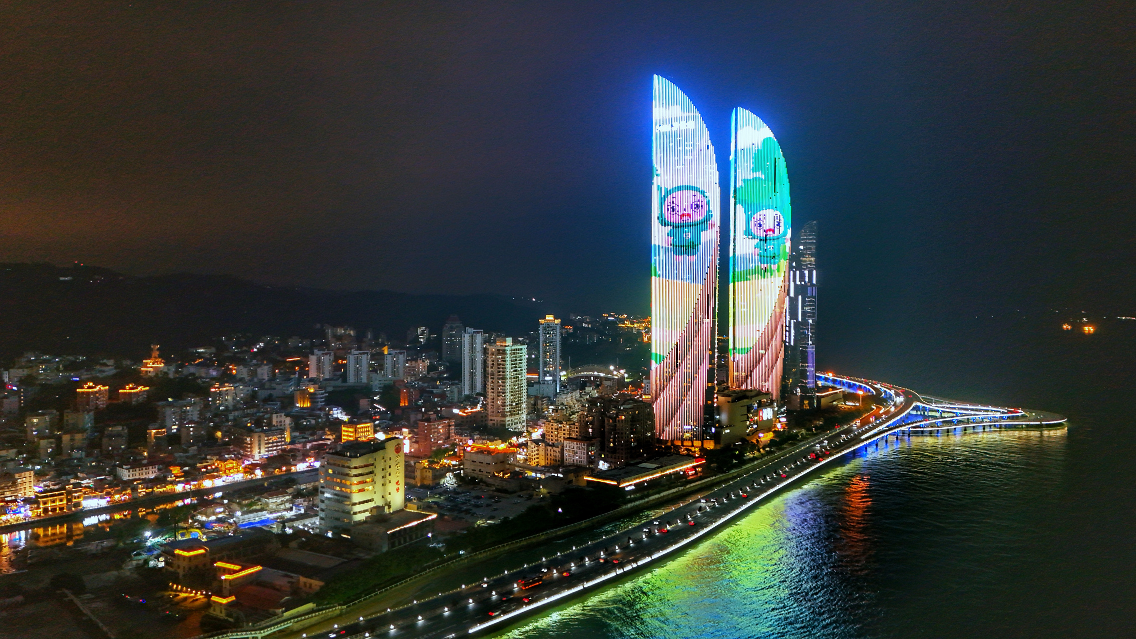 价值万元的厦门沙坡尾夜景 #美好假期在旅途# 夜太美,尽管再危险