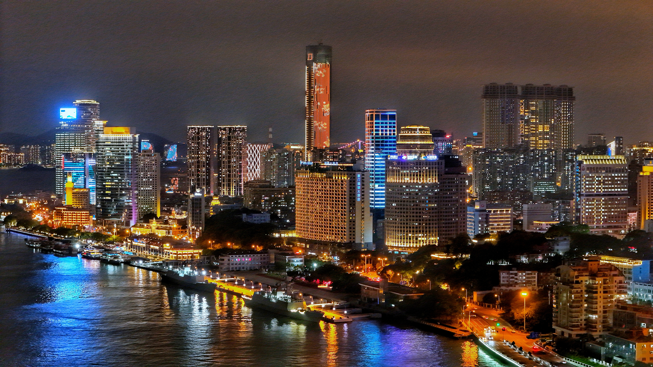 价值万元的厦门沙坡尾夜景 #美好假期在旅途# 夜太美,尽管再危险