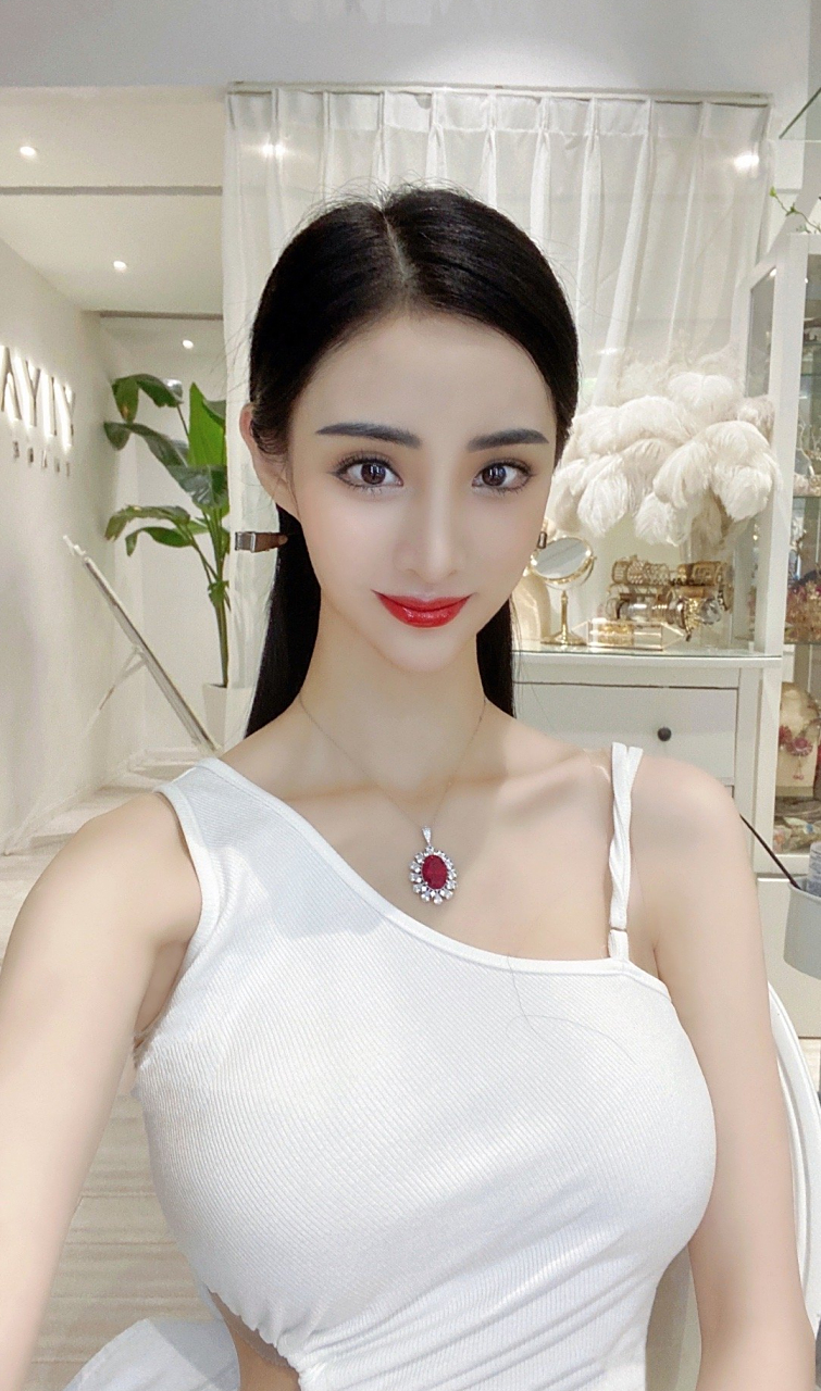 吴春怡无论在气质,还是身材方面,都是非常优秀,特别是她那张腿,目测有
