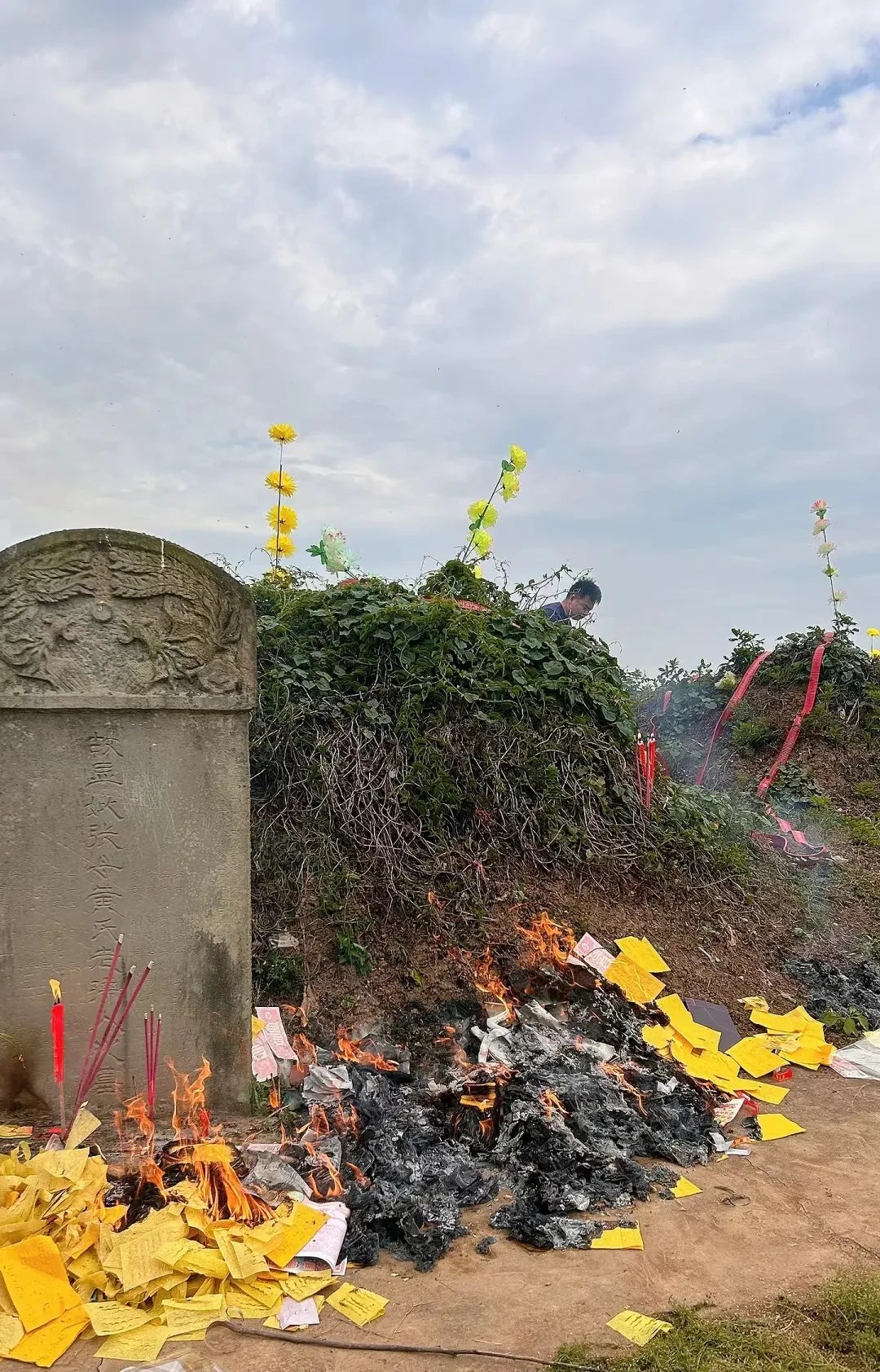 到了墓地直接被眼前的情形吓了一跳自家祖坟上竟然冒出一座新坟