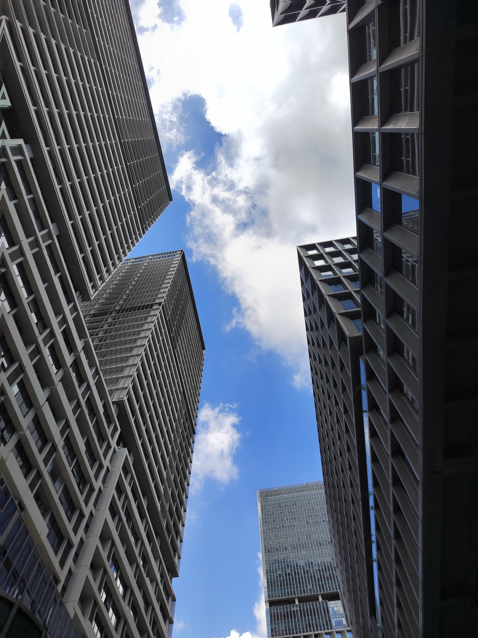 抬头仰望,城市的天空,被高楼大厦分割的只有头顶的不规则图形,把人