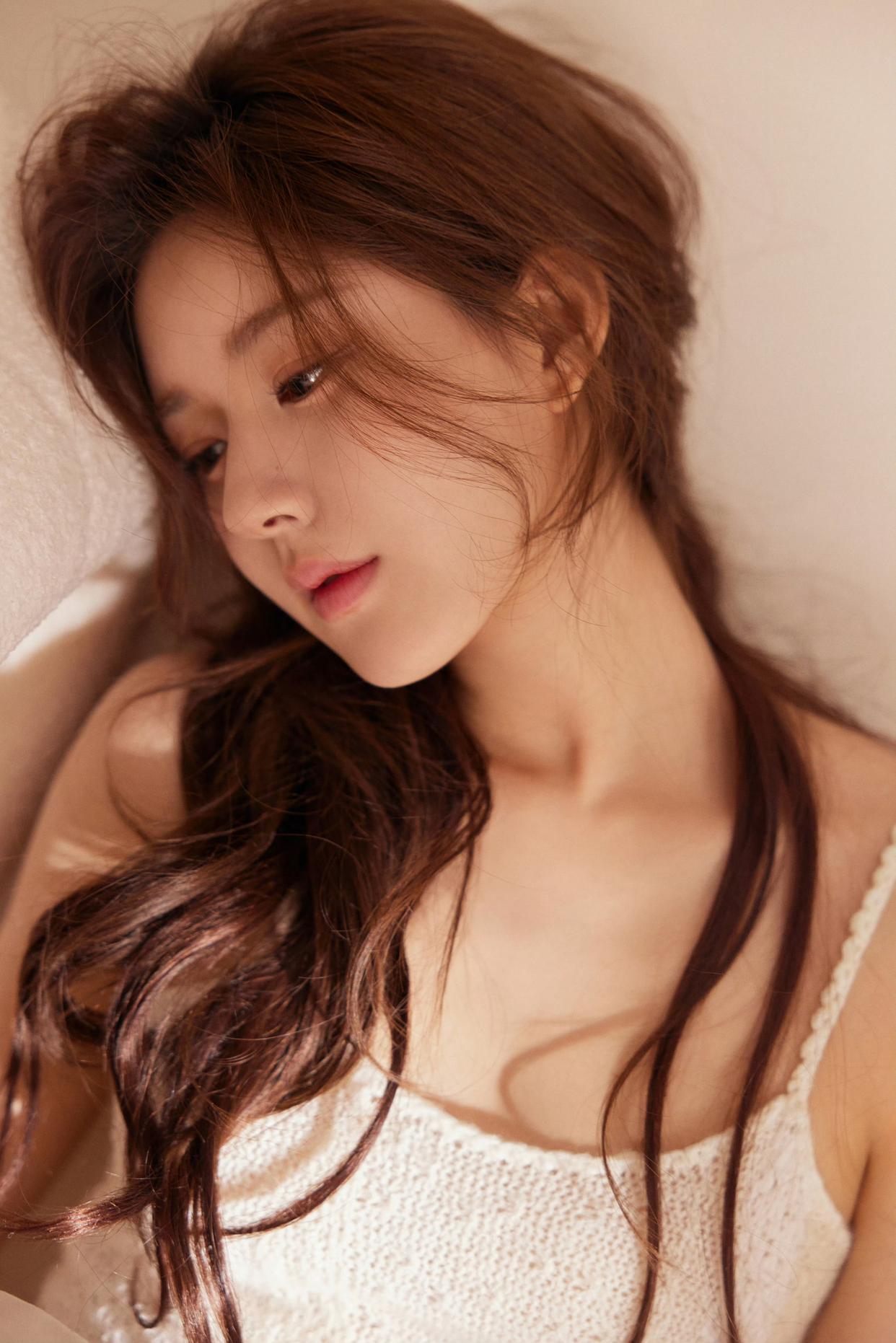 看,赵露思身着白色连衣裙,如夏花般清新脱俗.