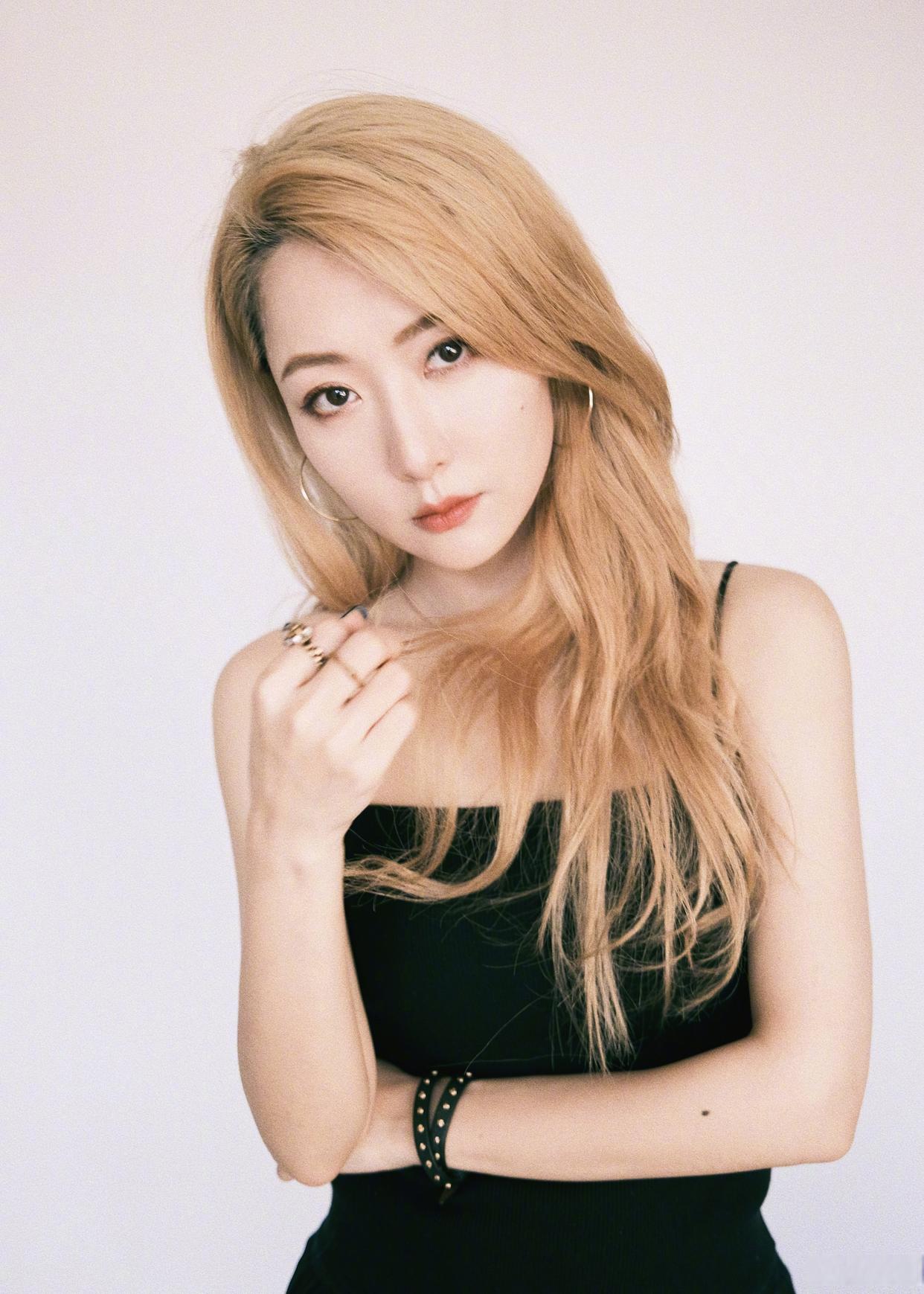 【锁骨之歌】90白冰以一身黑色露肩上衣出席这场视觉盛宴.