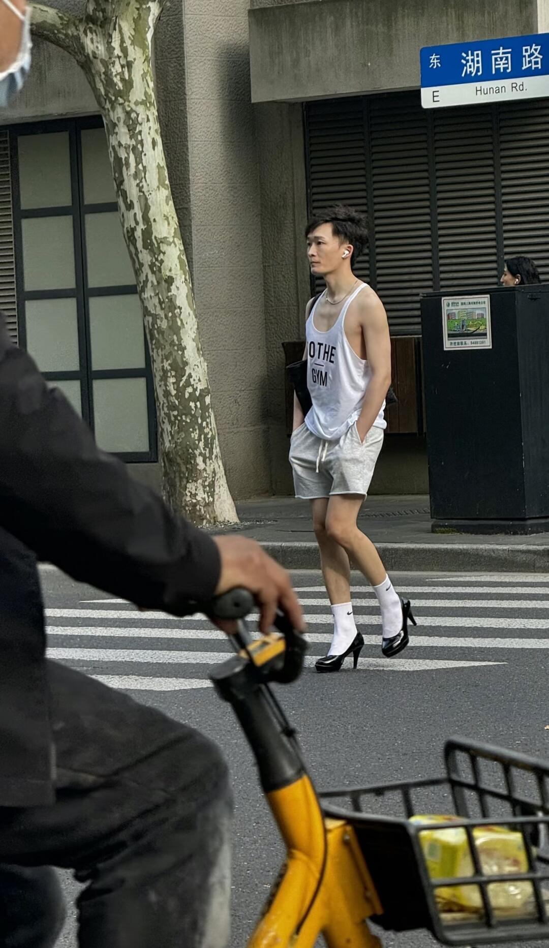 出门的时候还碰见一男的穿个高跟鞋.坐地铁的时候还给碰上了.