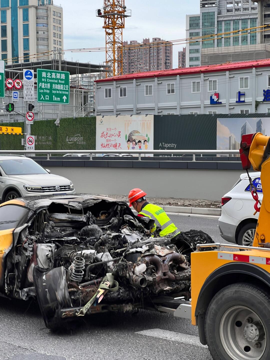 把我带着,还没跑多远,车就燃起来了.也不知道这种情况保险给赔不!