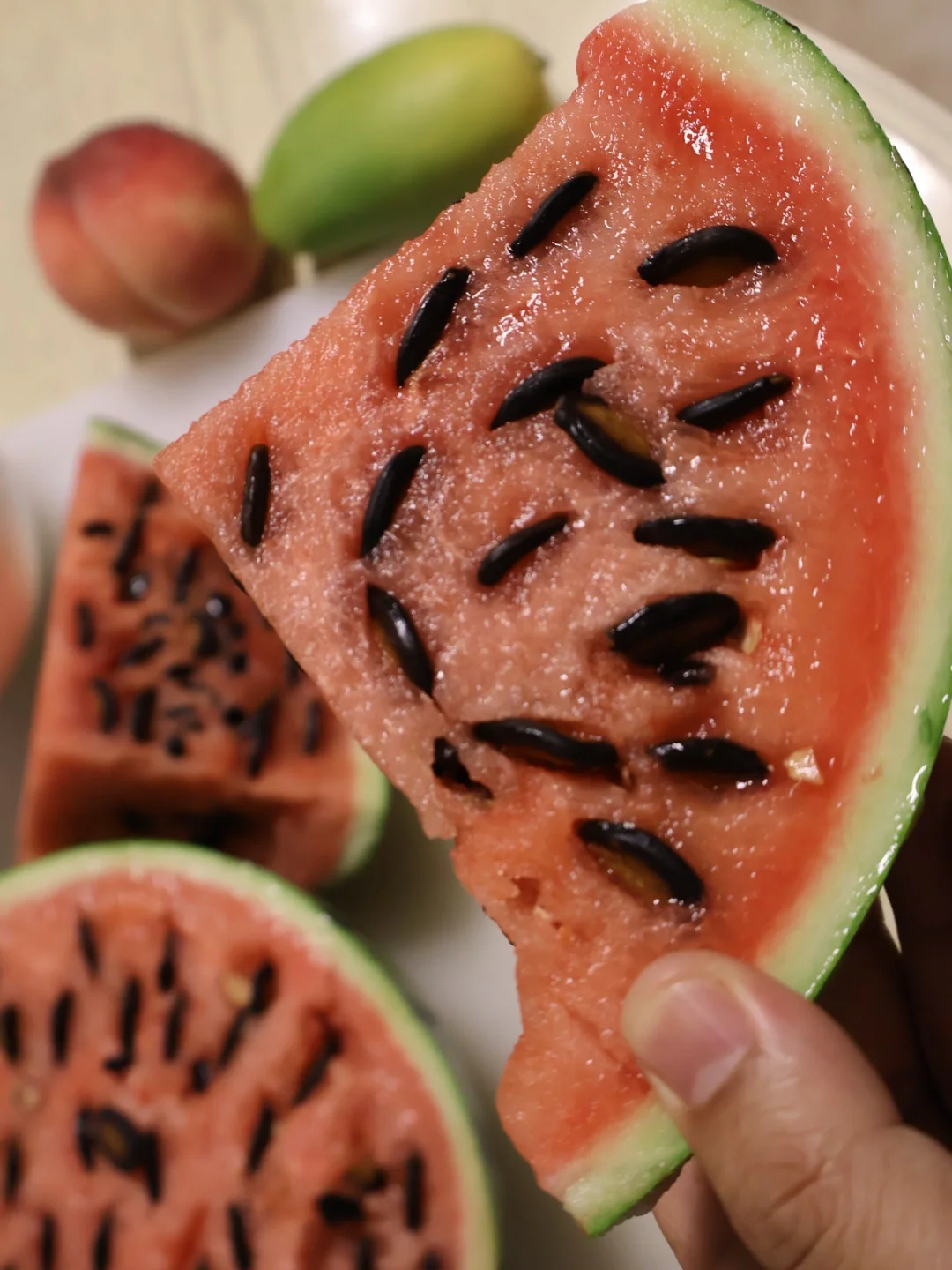 好不容易买个西瓜,切开一看西瓜子比西瓜肉还要多,我这个是买到西瓜