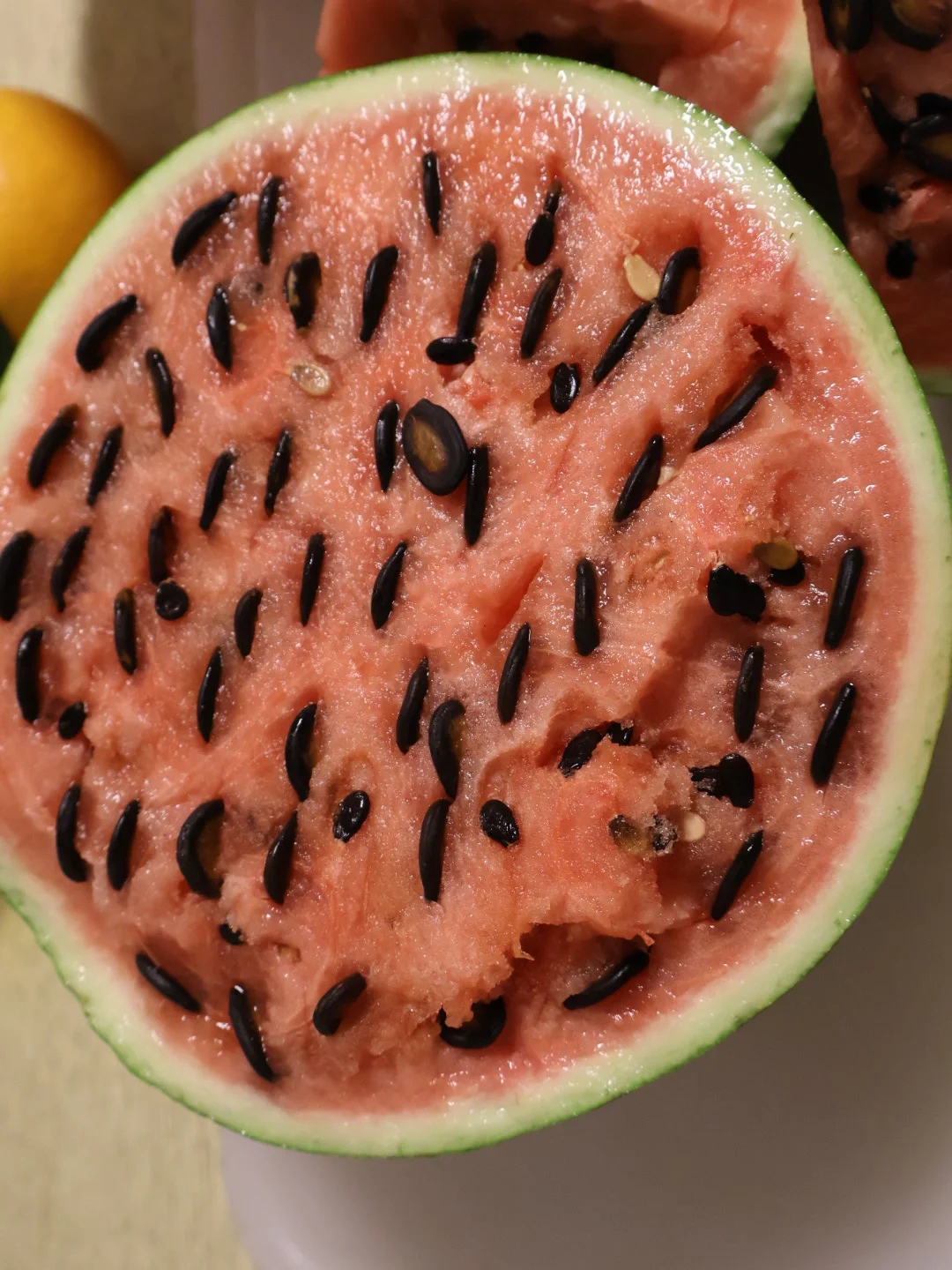 好不容易买个西瓜,切开一看西瓜子比西瓜肉还要多,我这个是买到西瓜