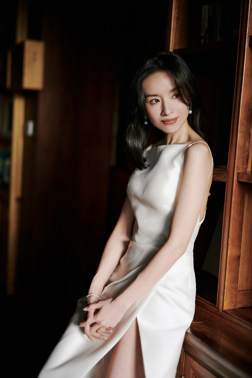 董洁不论穿黑色裙子还是白色裙子,都特别显优雅漂亮.