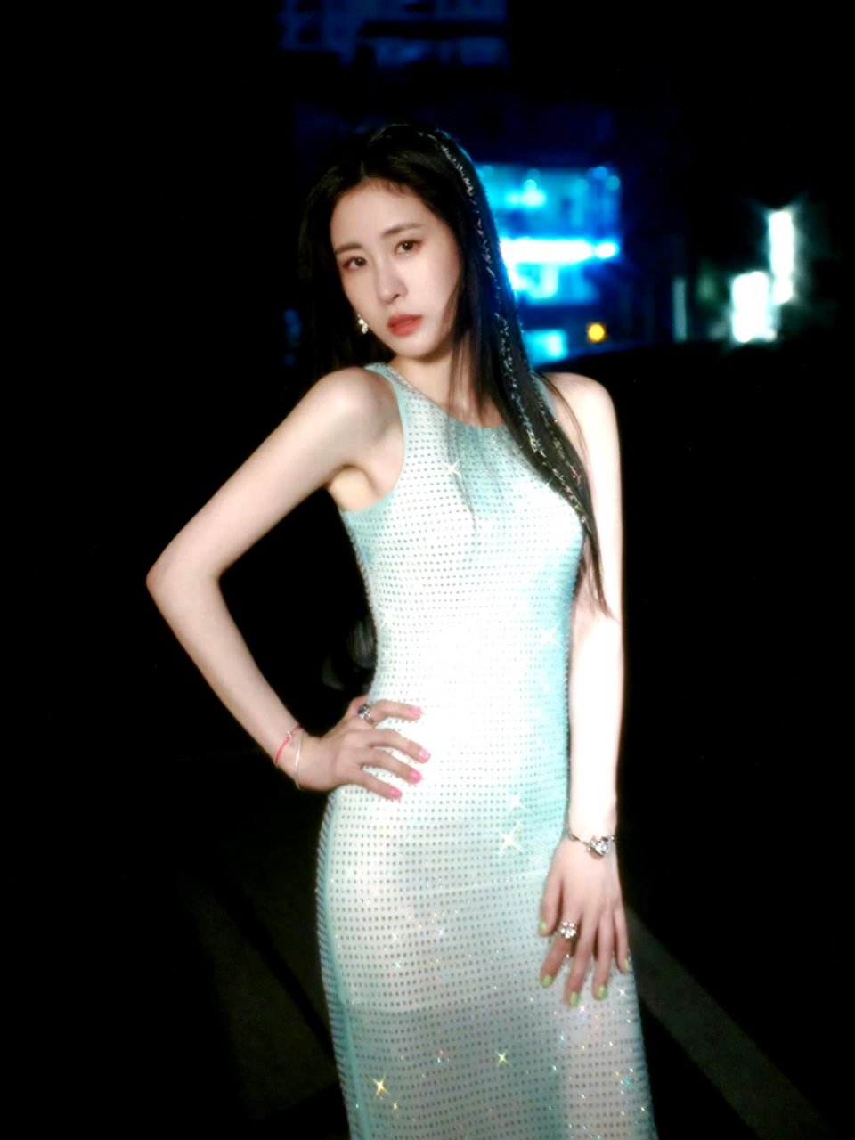 张碧晨穿蓝色裙子,显得特别好看.