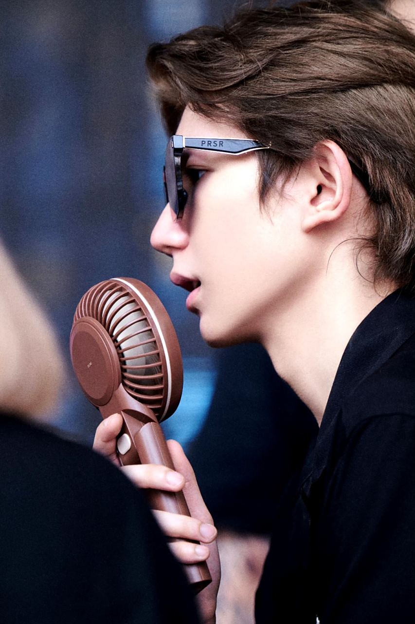 王源戴上墨镜,用手持小风扇吹风纳凉,特别可爱又帅气.