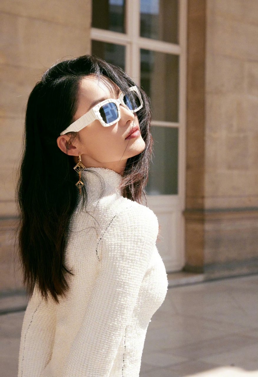 李沁穿白色衣服,戴上潮流眼镜超酷.
