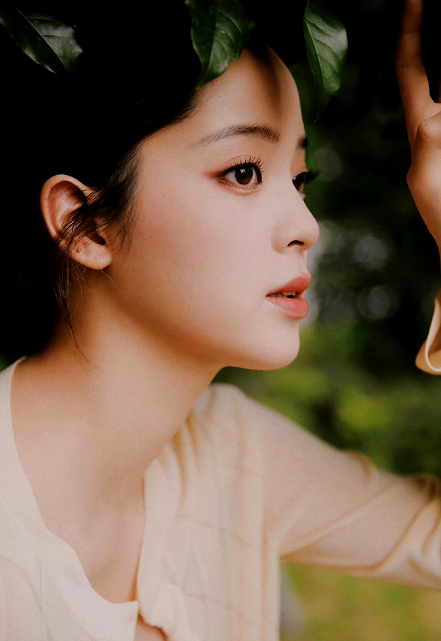 欧阳娜娜穿短裙时,显得她的侧颜,特别好看