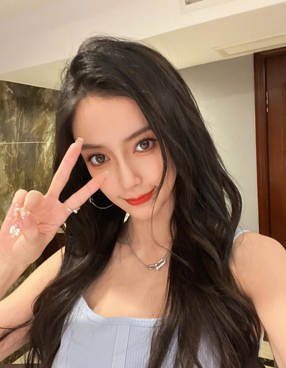 双眼皮的杨颖,给粉丝签名,超级漂亮.