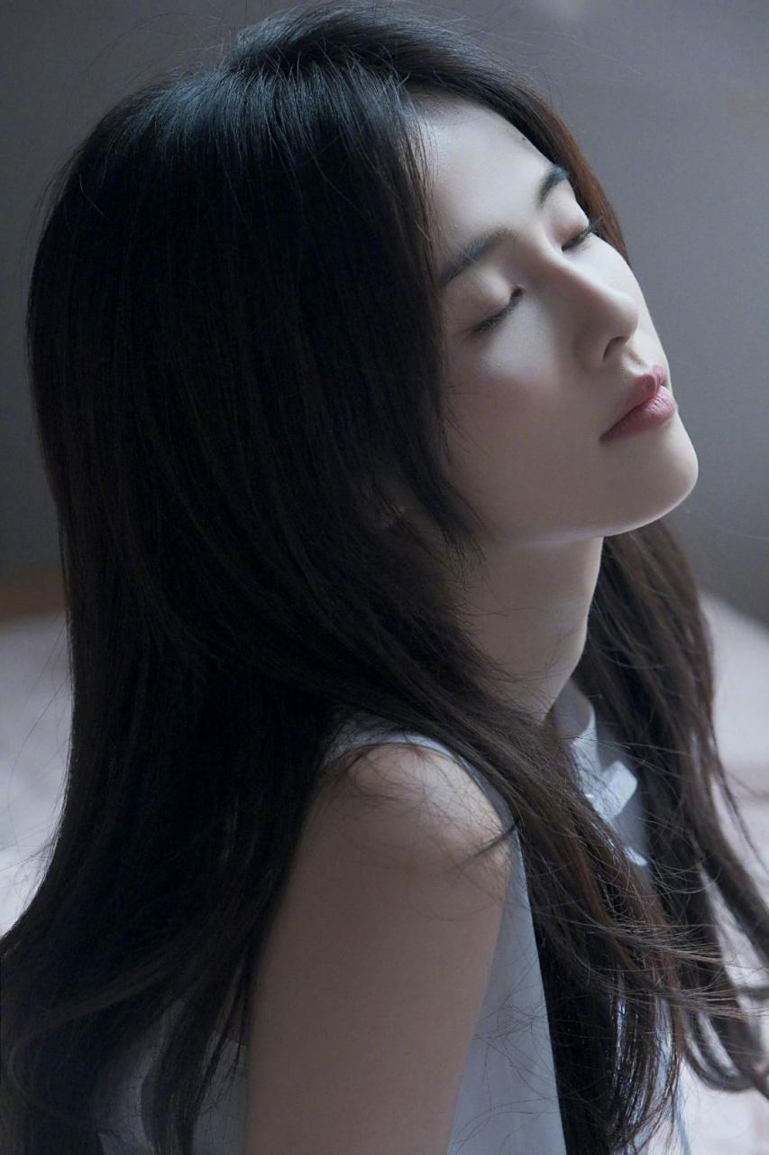 白鹿穿白衬衫,长发飘飘,好清纯.