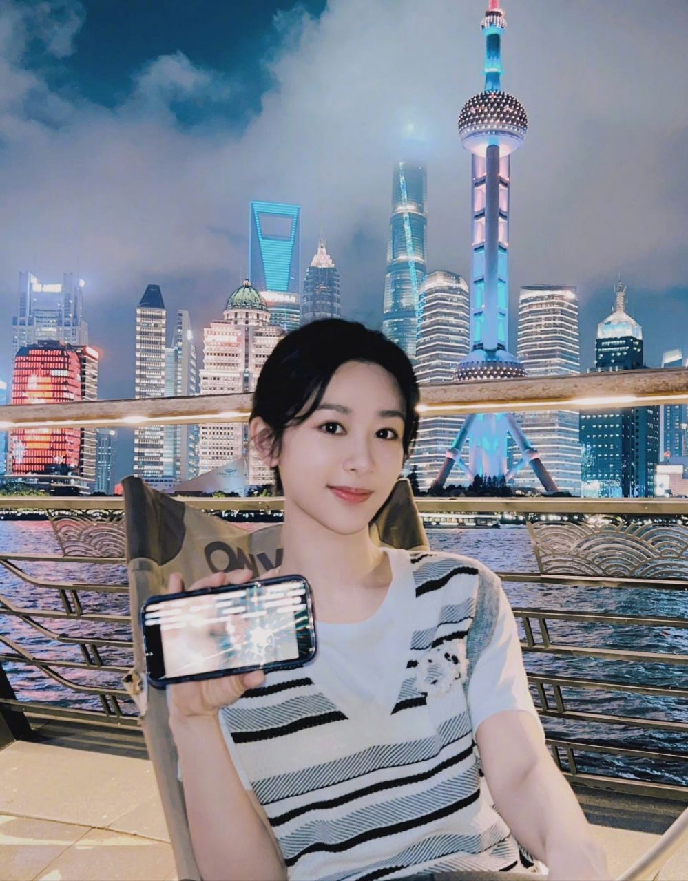杨紫穿t恤在东方明珠塔下,玩剪刀手拍照,特别可爱.