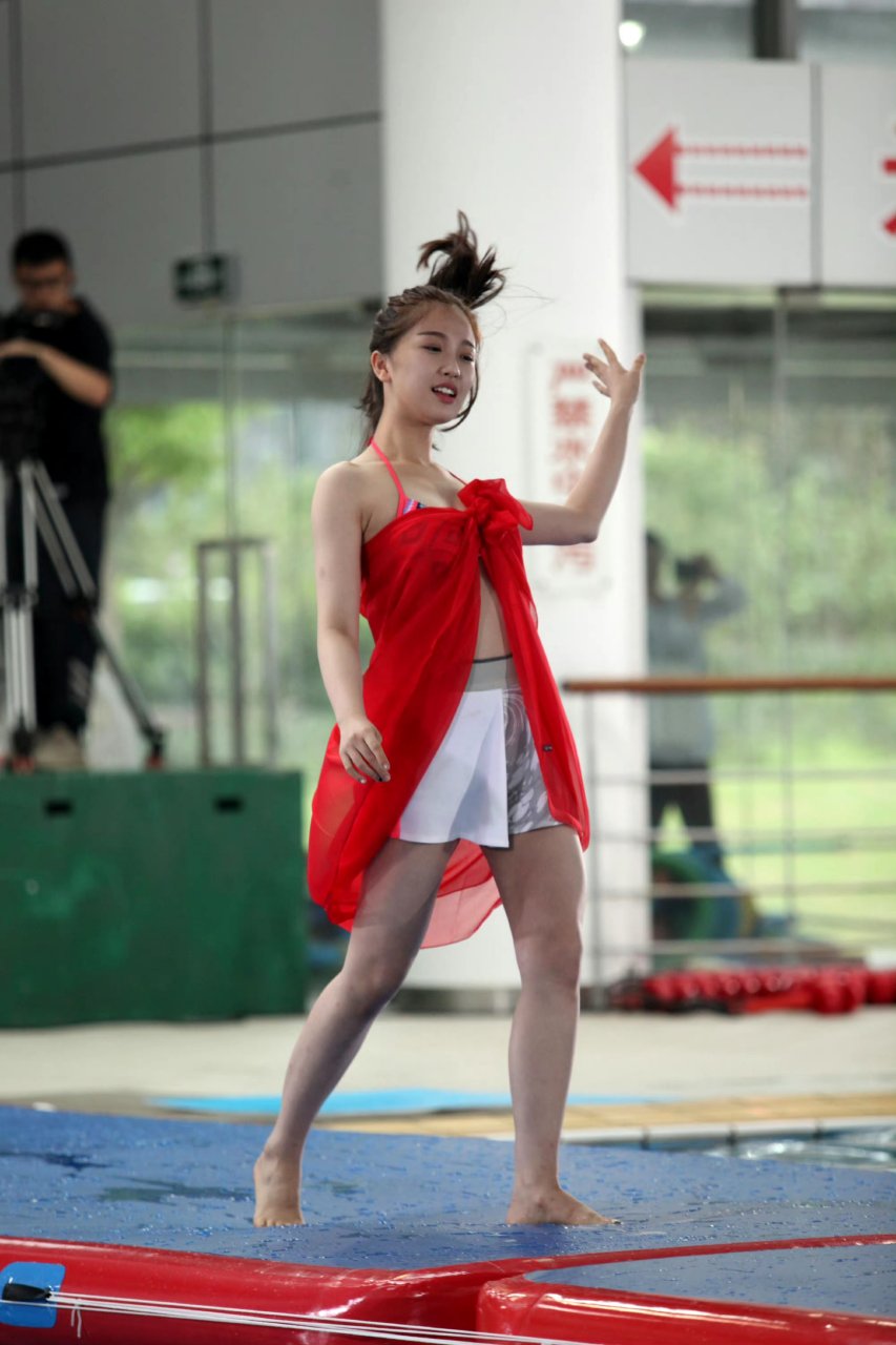 虞书欣穿泳装,在游泳馆放飞自我,特别显漂亮.