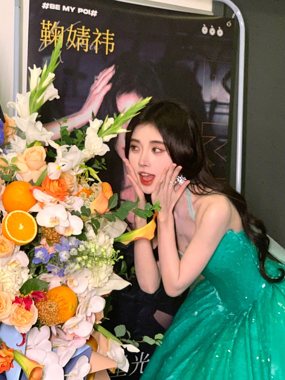 鞠婧祎穿裙子时,真的好美,仙气飘飘.