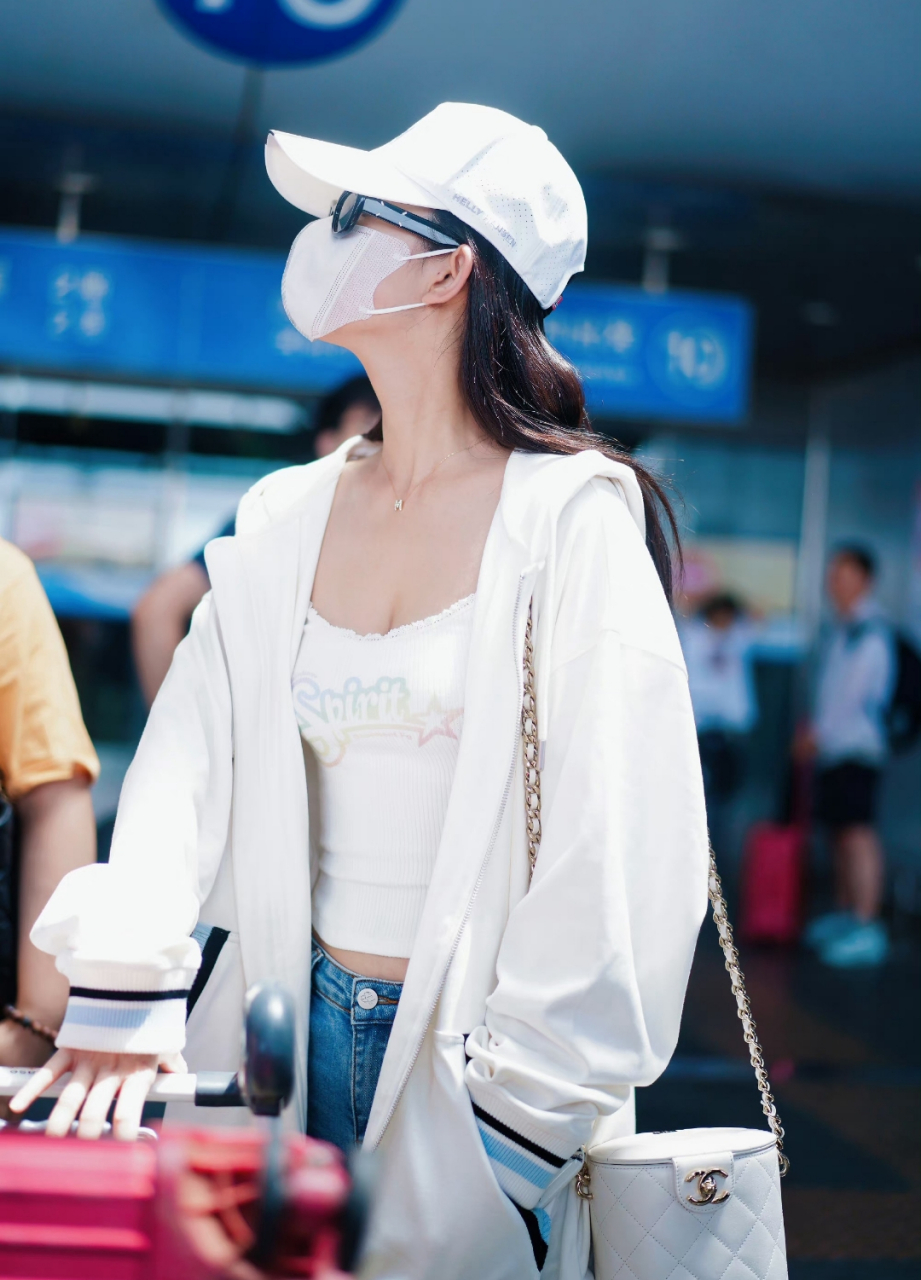 孟子义虽然是戴着墨镜,口罩以及帽子,全副武装出门,但是也难掩她的