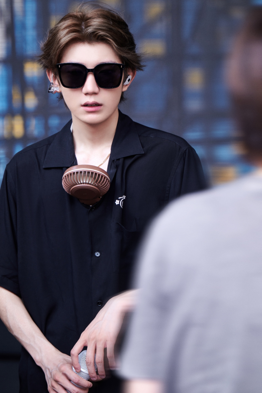 王源戴上墨镜,用手持小风扇吹风纳凉,特别可爱又帅气.