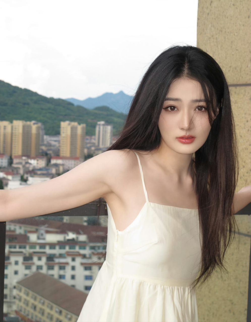 徐璐穿白色裙子时,像极了女大学生,很青春,也很漂亮.