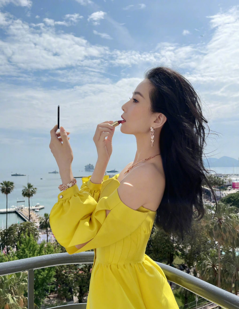 刘诗诗穿黄色裙子,在戛纳的海边化妆,特别美.
