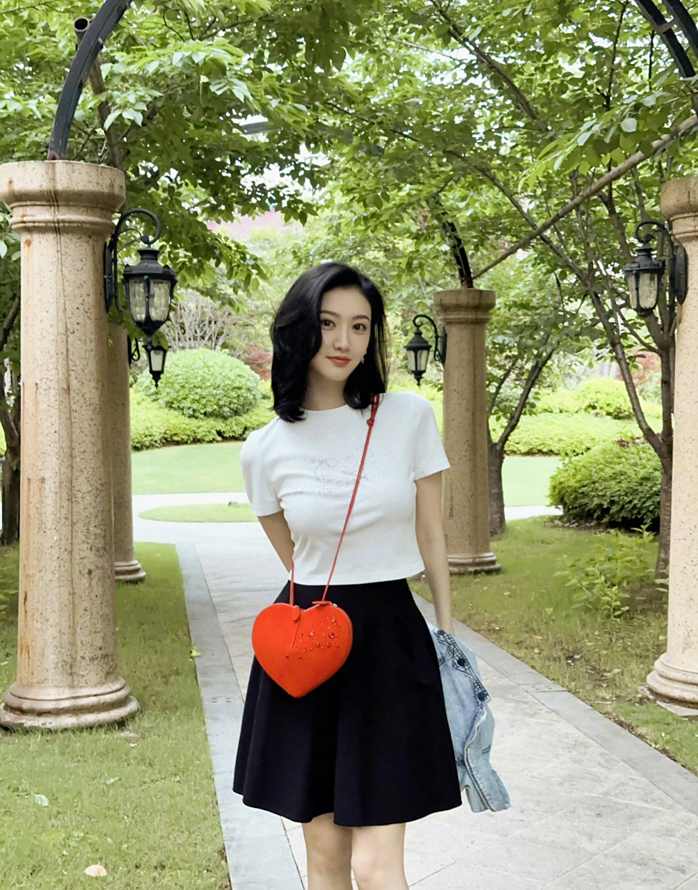 景甜短发,背着一个小包包外出游玩,太仙了.