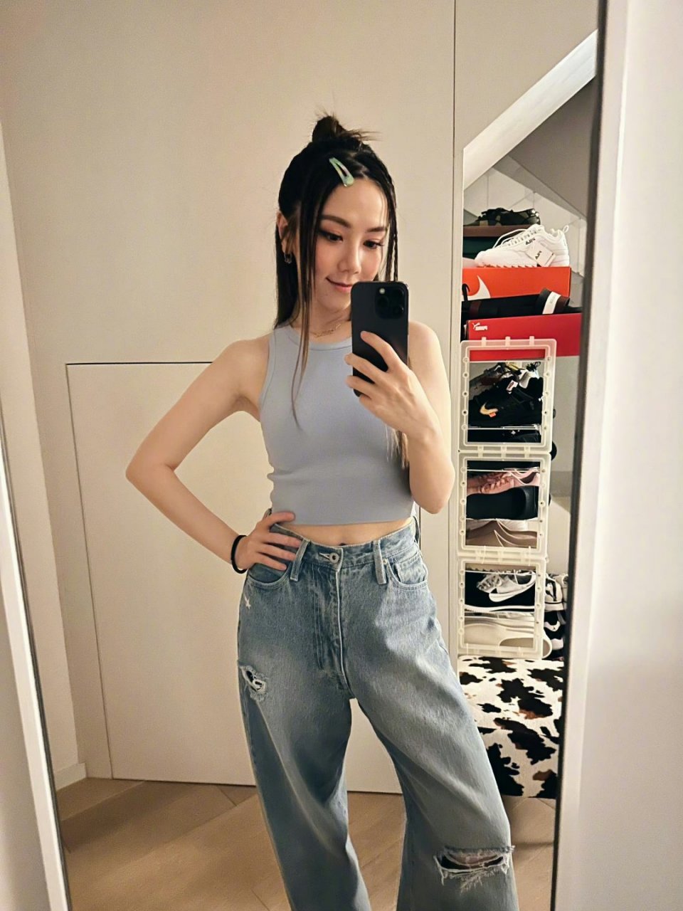 邓紫棋穿破洞牛仔裤,在家里玩自拍,很美