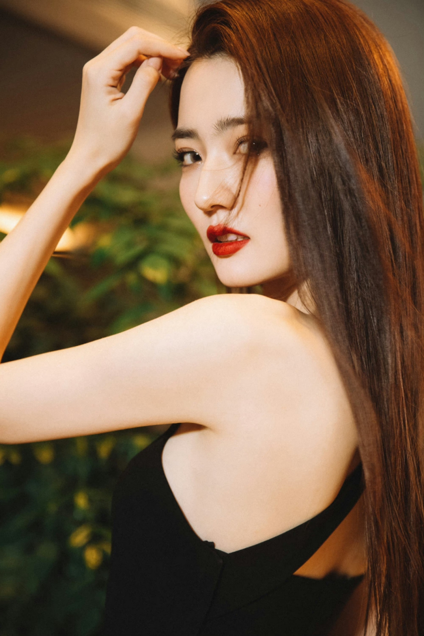 徐璐穿裙子时,格外的美丽.