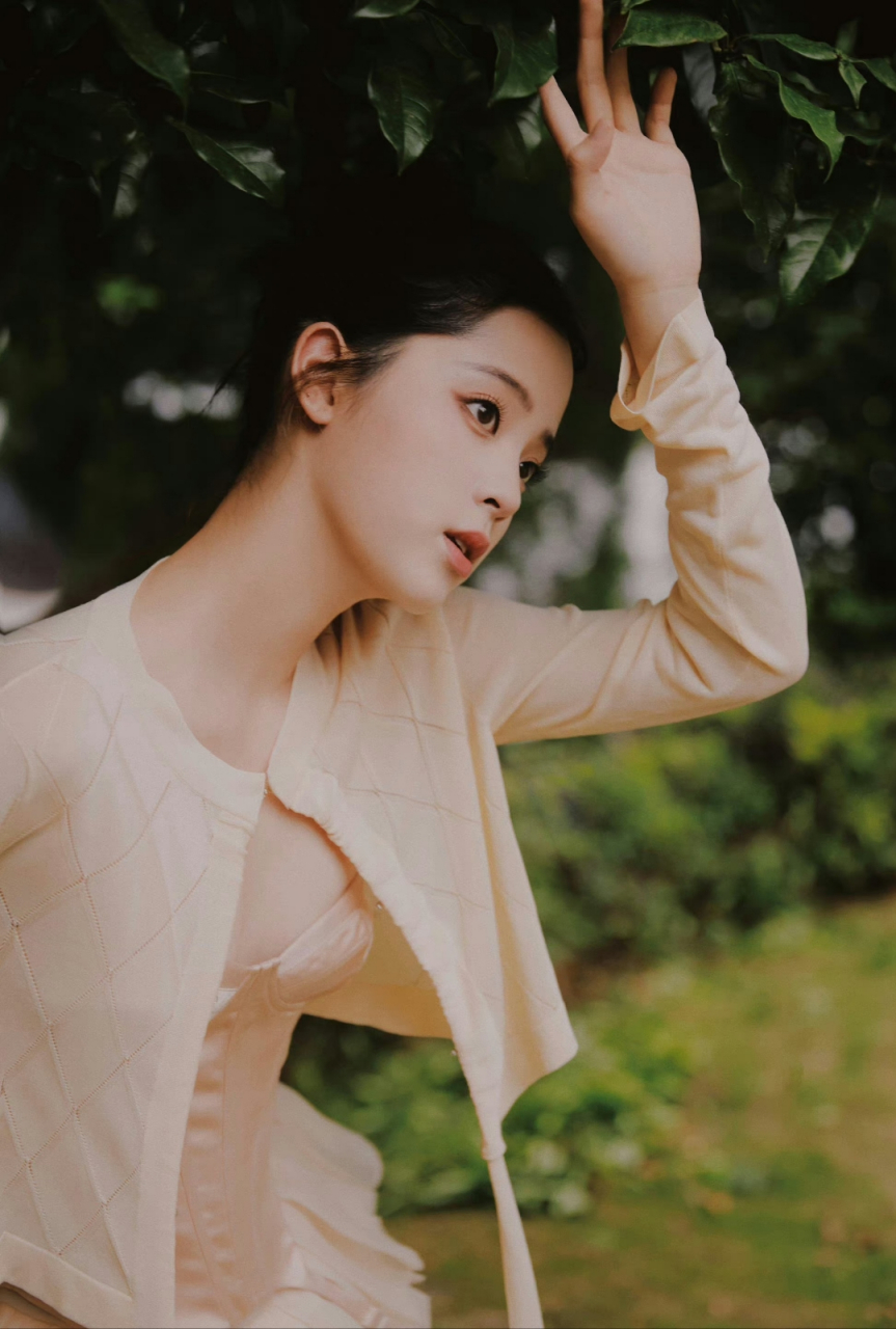 欧阳娜娜穿短裙时,显得她的侧颜,特别好看