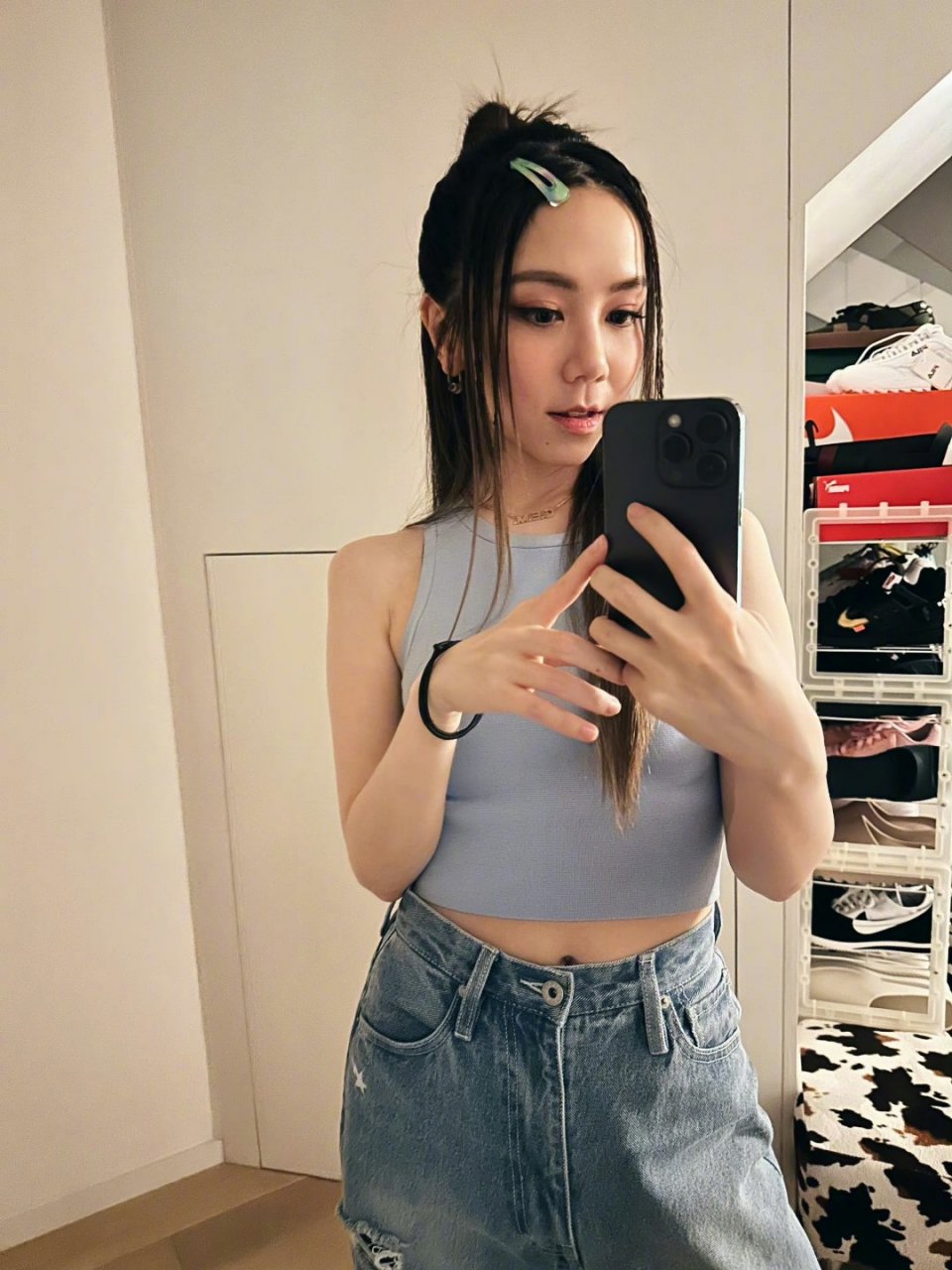 邓紫棋穿破洞牛仔裤,在家里玩自拍,很美