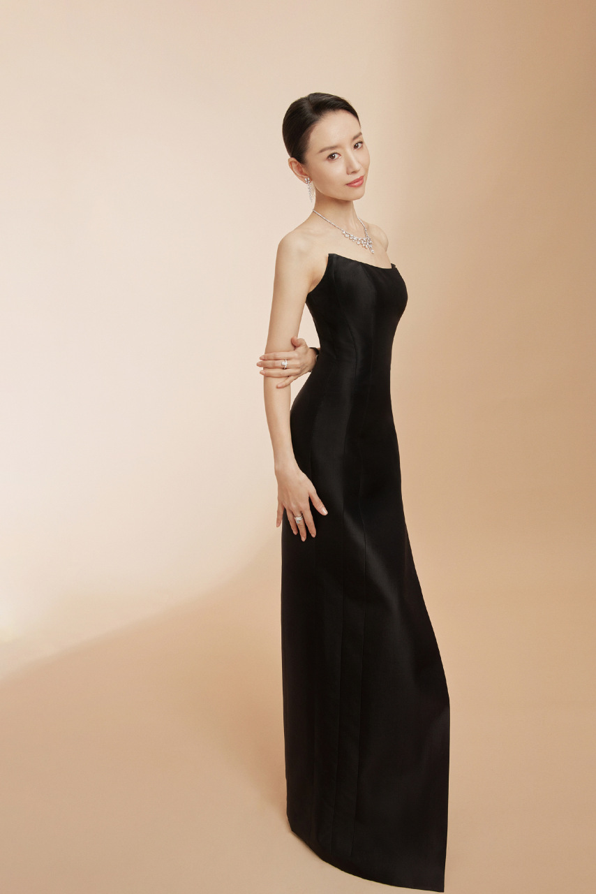 董洁不论穿黑色裙子还是白色裙子,都特别显优雅漂亮.