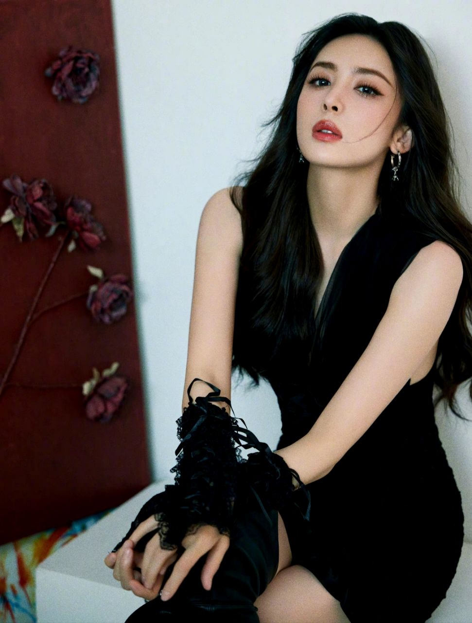 古力娜扎穿黑色裙子,感觉没有穿白色裙子好看.