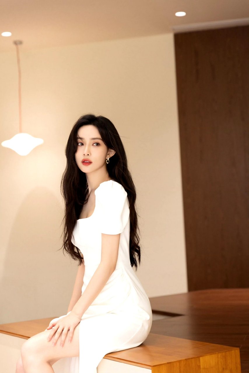 虞书欣穿白色裙子,长发及腰,美到无法用言语形容.