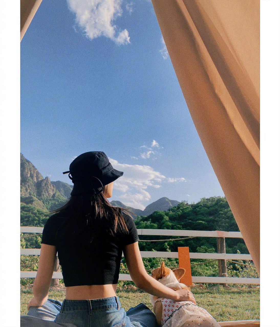 李沁穿黑色衣服,并且戴上黑色帽子,显得她的背影,超级温柔