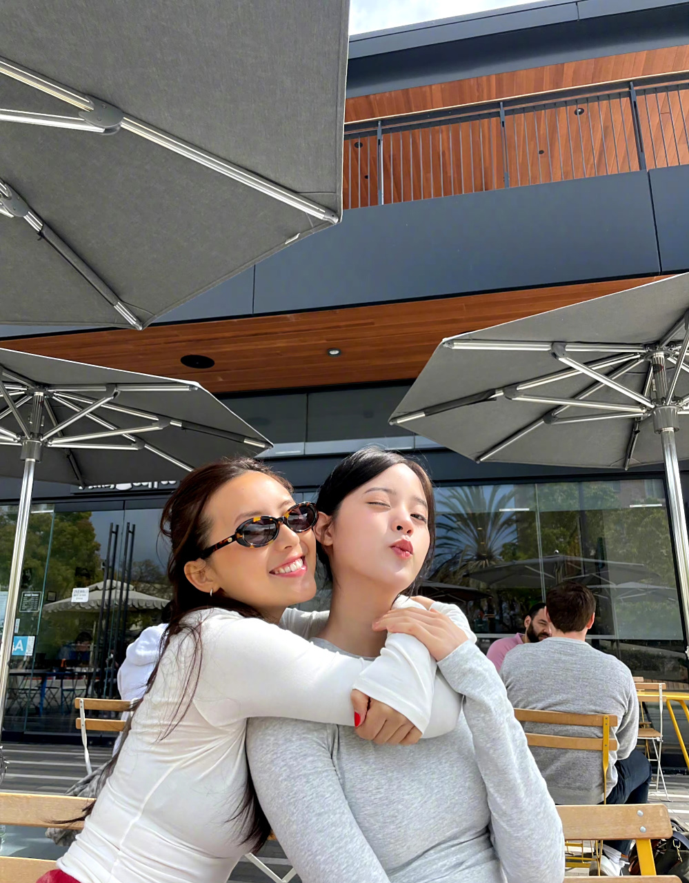 欧阳娜娜和朋友嘟嘴合照,特别可爱无敌.