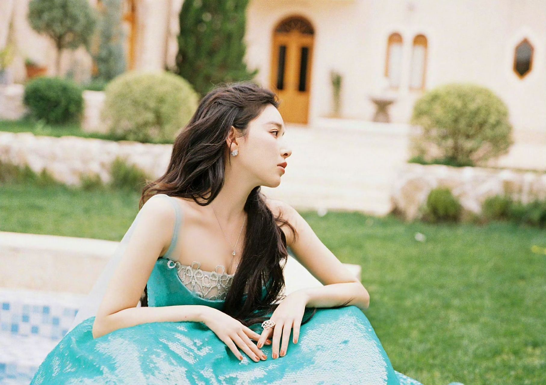 阚清子穿长裙子,长发披肩,超美超美.