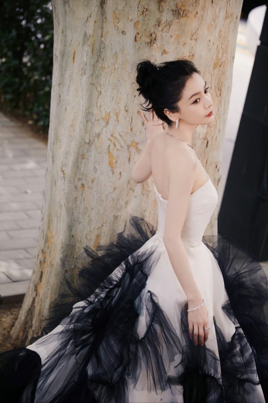 杨颖穿上白色裙子时,还有戴上项链,特别优雅温柔.