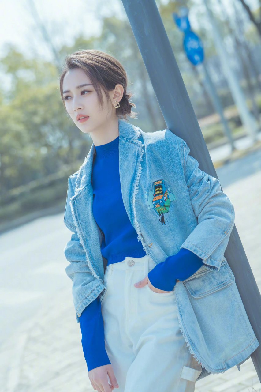张天爱的短发,再配上牛仔外套,也特别好看.