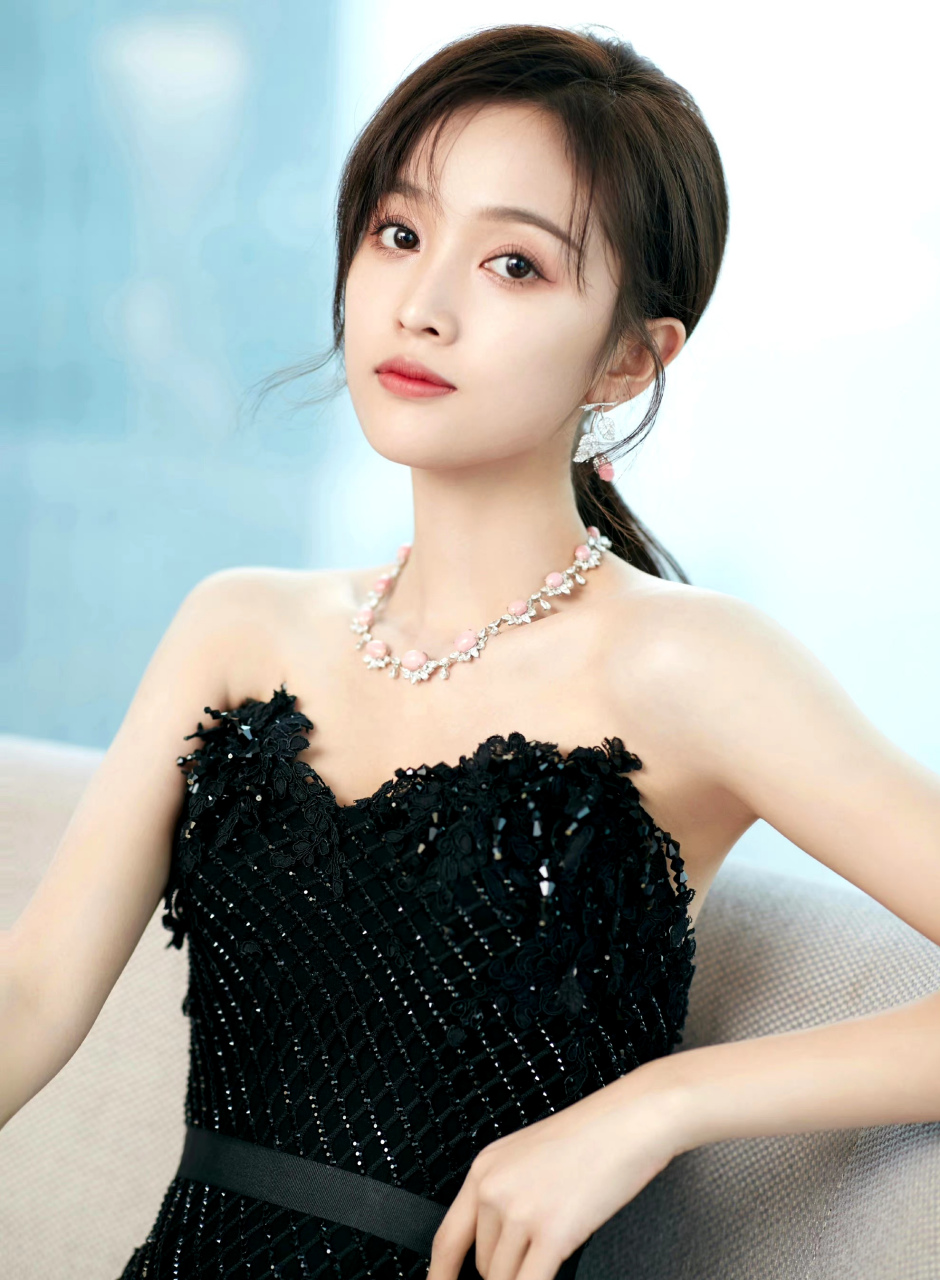 吴宣仪穿黑色裙子时,特别优雅迷人,气质超群.