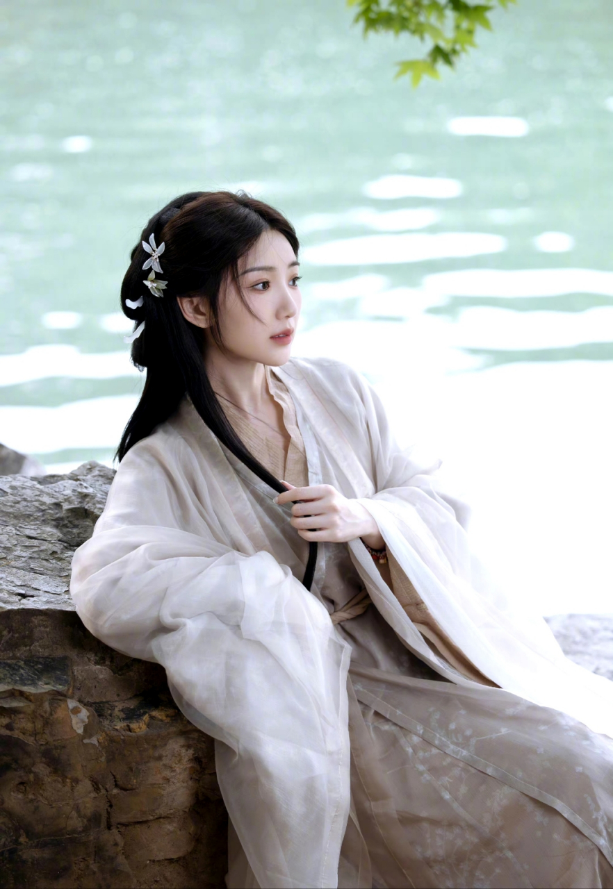 毛晓彤穿古装,再打古伞,特别有穿越感.好美好美.