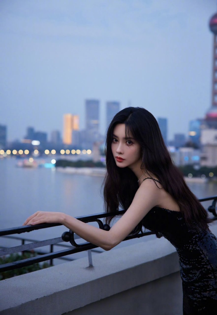 孟子义站在上海黄浦江边,望着对面的外滩,仿佛她感受到了这座城市的