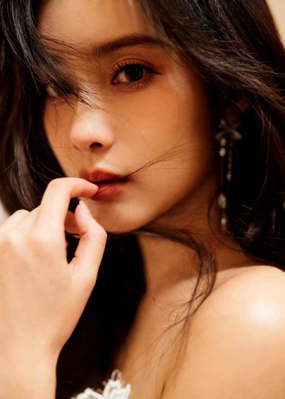 孟子义穿白色裙子时,长发披肩,特别显侧颜绝美.#明星热点我来聊